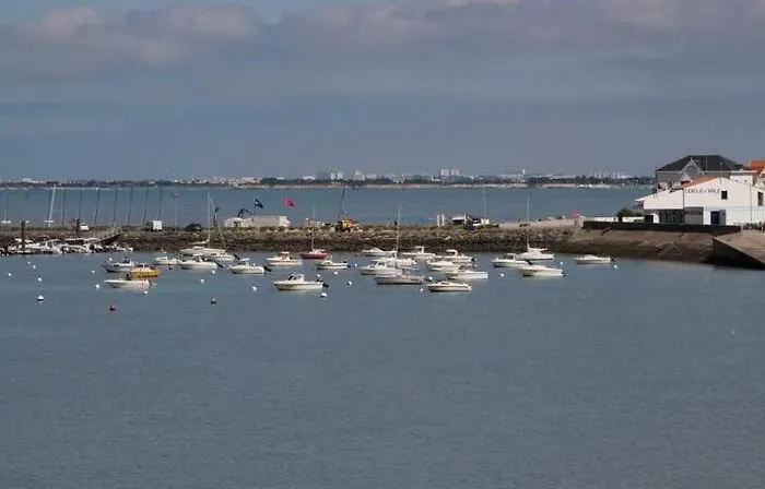 Apartment Avec Piscine Et Acces Direct A La Chatelaillon-Plage